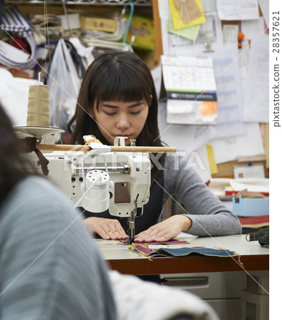 Women who make canvas products Women who make canvas products 28357621