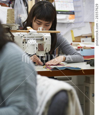 製作帆布產品的女性 製作帆布產品的女性 28357629