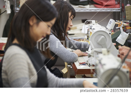 製作帆布產品的女性 28357639