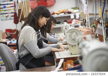 Women who make canvas products 28357644