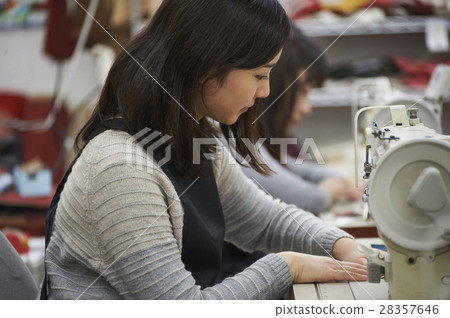 Women who make canvas products 28357646