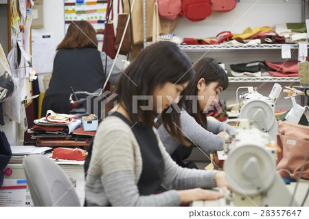 製作帆布產品的女性 製作帆布產品的女性 28357647
