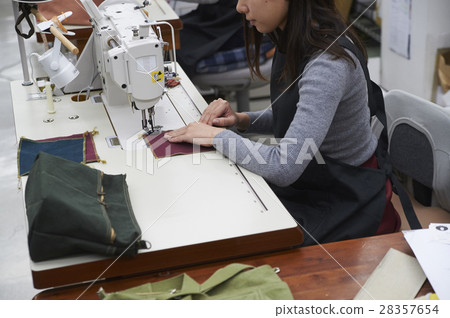 製作帆布產品的女性 製作帆布產品的女性 28357654