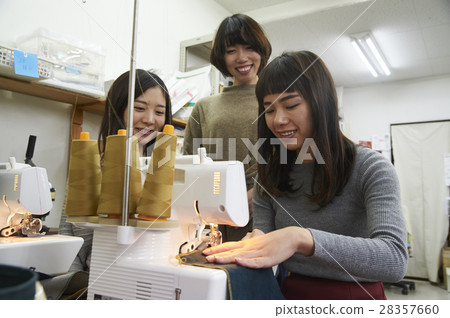 製作帆布產品的女性 28357660