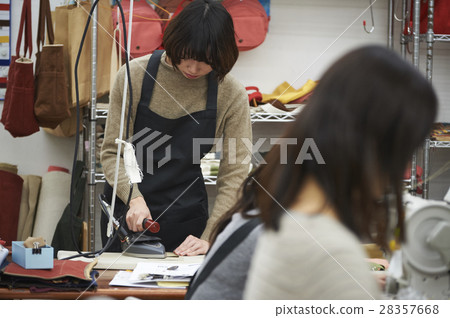 Women who make canvas products Women who make canvas products 28357668