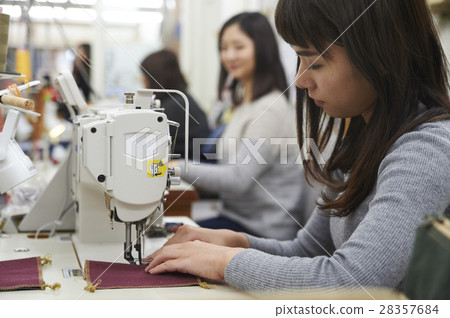 Women who make canvas products 28357684