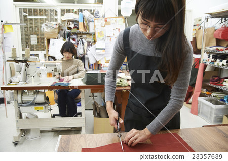 Women who make canvas products 28357689