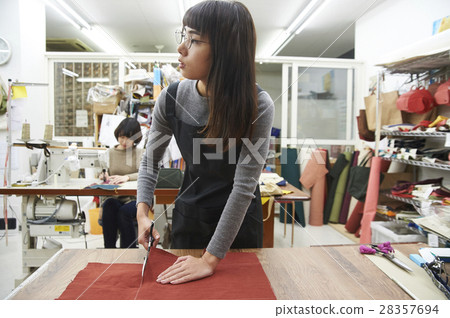 Women who make canvas products Women who make canvas products 28357694