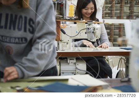 Women who make canvas products 28357720