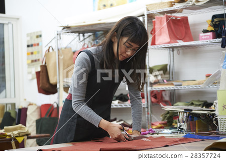 製作帆布產品的女性 製作帆布產品的女性 28357724