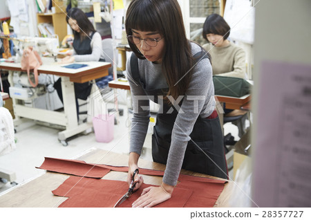Women who make canvas products Women who make canvas products 28357727