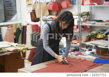 製作帆布產品的女性 28357731