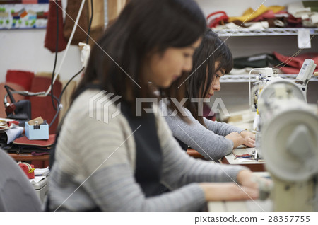 製作帆布產品的女性 製作帆布產品的女性 28357755