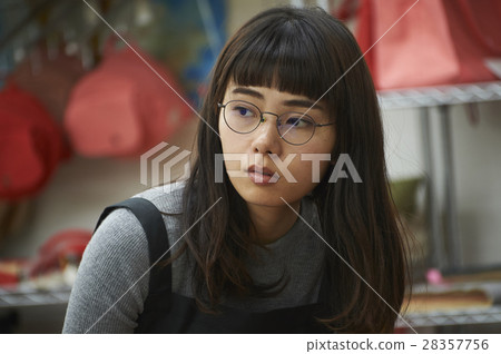 製作帆布產品的女性 製作帆布產品的女性 28357756