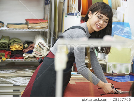 製作帆布產品的女性 製作帆布產品的女性 28357766