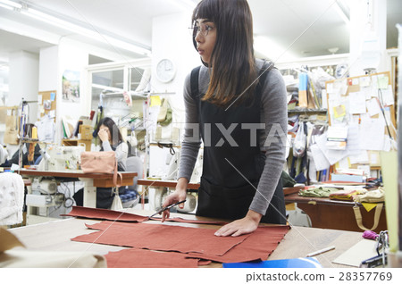製作帆布產品的女性 製作帆布產品的女性 28357769