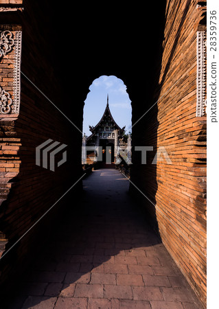 Wat Lok Moli the historical Buddhist Temple Wat Lok Moli the historical Buddhist Temple 28359736