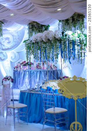 beautiful decor of flowers on a wedding table in a beautiful decor of flowers on a wedding table in a 28365150