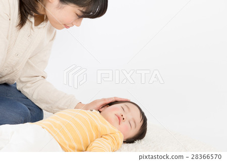 嬰兒，睡覺，父母和孩子，母親，地毯 28366570