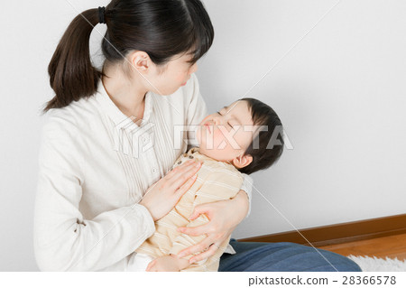 嬰兒，睡覺，父母和孩子，母親，擁抱 28366578