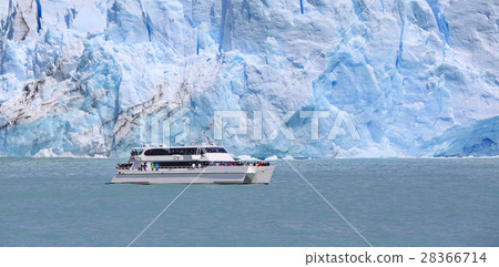 Tourist boat near the iceberg. 28366714
