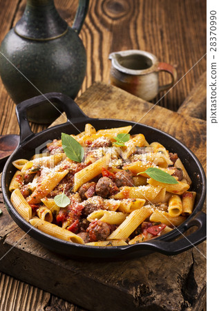 pasta con salsiccia pasta con salsiccia 28370990
