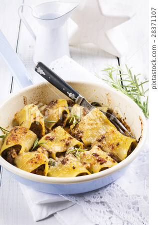 italian pasta paccheri 28371107