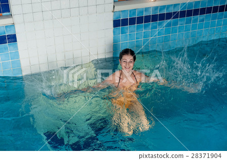 Attractive girl in swimming pool Attractive girl in swimming pool 28371904