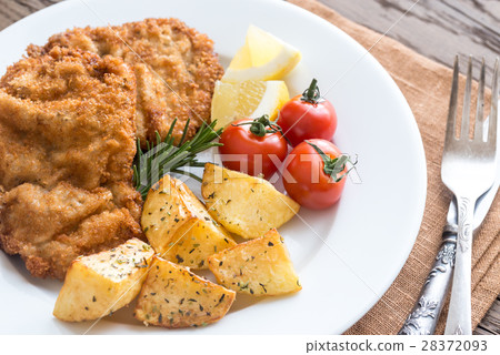 Portion of schnitzel with garnish 28372093