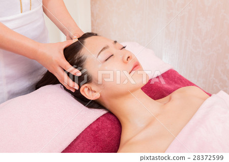 頭部頭部按摩頭皮按摩美容圖像美容女性放鬆美容形象 28372599
