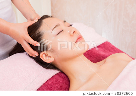 頭部頭部按摩頭皮按摩美容圖像美容女性放鬆美容形象 28372600