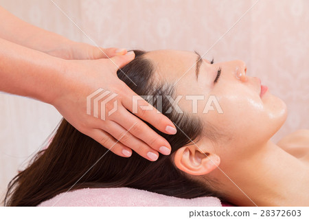 頭部頭部按摩頭皮按摩美容圖像美容女性放鬆美容形象 頭部頭部按摩頭皮按摩美容圖像美容女性放鬆美容形象 28372603