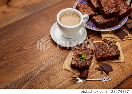 Plate with delicious chocolate brownies 28374587