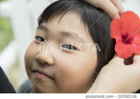 Girls having mothers hibiscus 28380536