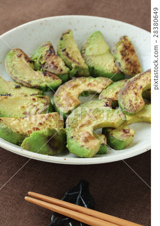 Stir-fry avocados with oil Stir-fry avocados with oil 28380649
