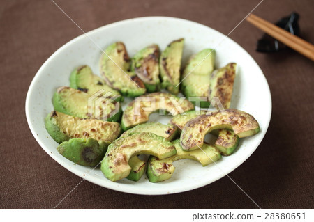 Stir-fry avocados with oil 28380651