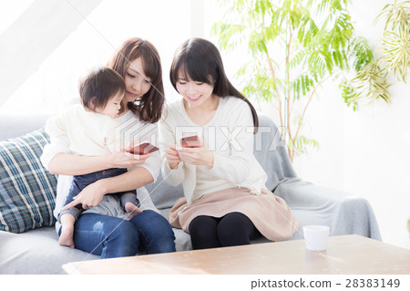 父母和孩子使用智能手機 28383149