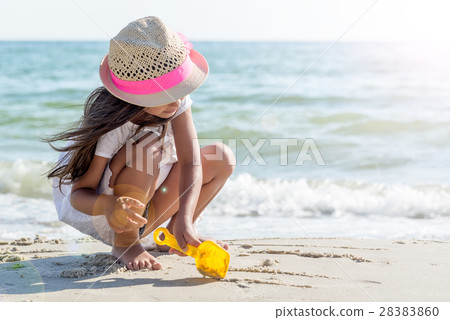 Happy little girl on the beach Happy little girl on the beach 28383860