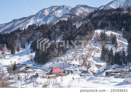 白雪皚皚的山脈居住的農村老式日本國家的鄉村風景(長野縣信州小田村) 白雪皚皚的山脈居住的農村老式日本國家的鄉村風景(長野縣信州小田村) 28384681
