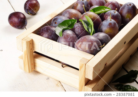 Wooden crate with plums 28387081