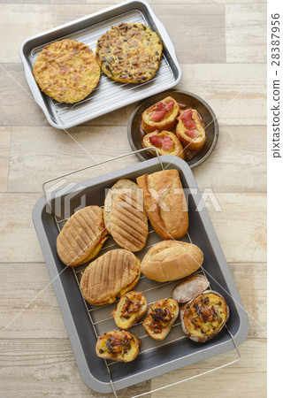 Oven cooked bread Oven cooked bread 28387956