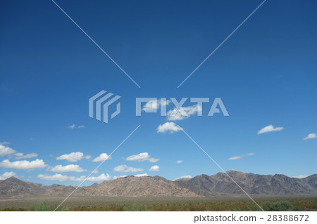 天空和山在沙漠區域亞利桑那 28388672