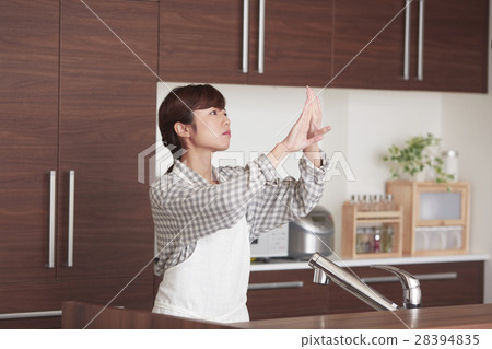 站立在廚房裡的婦女 28394835