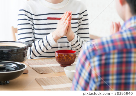 Breakfast and scenery of a couple who holds hands together Breakfast and scenery of a couple who holds hands together 28395940