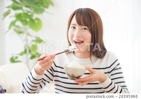 A young woman who eats rice deliciously A young woman who eats rice deliciously 28395968