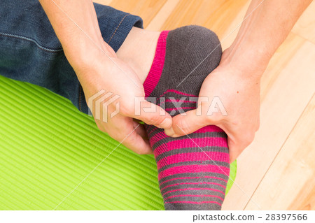 Massage treatment Hands hand treatment Lower body feet Fulcrum push pushed press Foot stiffness Fatigue Massage treatment Hands hand treatment Lower body feet Fulcrum push pushed press Foot stiffness Fatigue 28397566