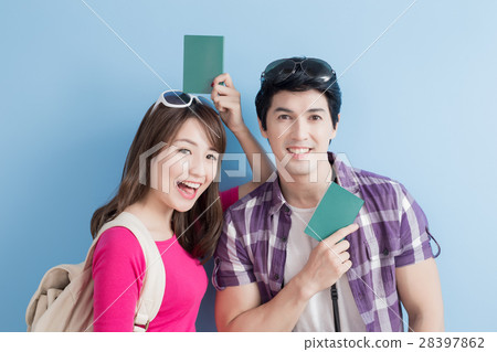 young couple go to travel 28397862