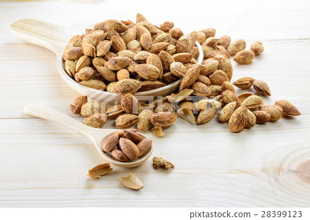 Almond nuts baked with butter and salt. 28399123