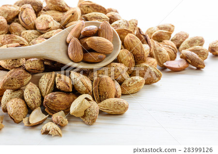Almond nuts baked with butter and salt. Almond nuts baked with butter and salt. 28399126
