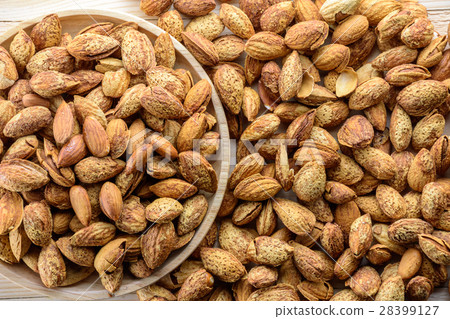 Almond nuts baked with butter and salt. 28399127